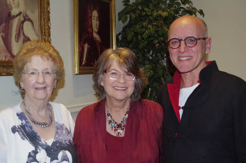 Ginette Dessureault, présidente de l'AAM, Arlette Cousture, membre honoraire de l'AAM, et Gilles Jobidon, auteur.