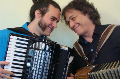 Antoine-et-Benoit-accordéons-mai-2012-face-à-face-407x270