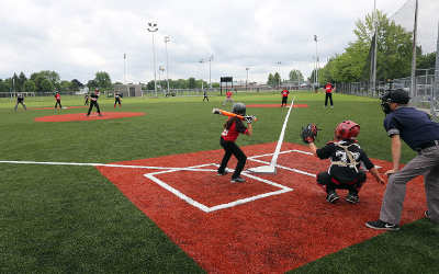 Varennes: inauguration du premier terrain de baseball synthétique au Québec