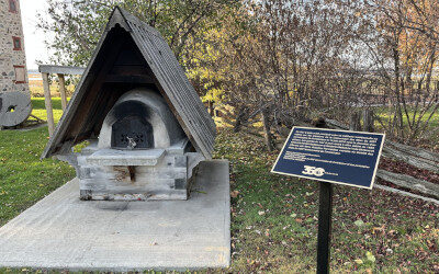 Contrecoeur: nouvelle plaque commémorative à l’effigie du four à pain du parc du Moulin Chaput