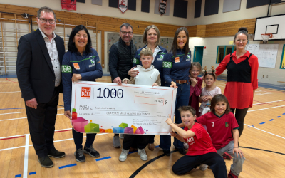 Grand défi Pierre Lavoie: l’équipe de cyclistes de la Ville de Sorel-Tracy remet 14 420$ à l’école Au Petit Bois!